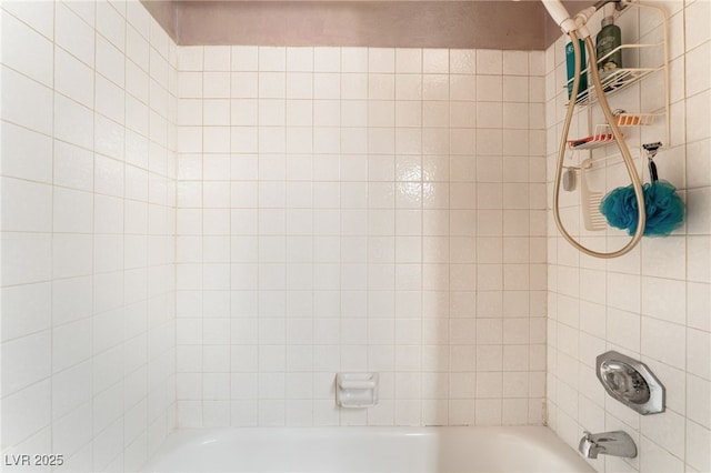 bathroom featuring tiled shower / bath