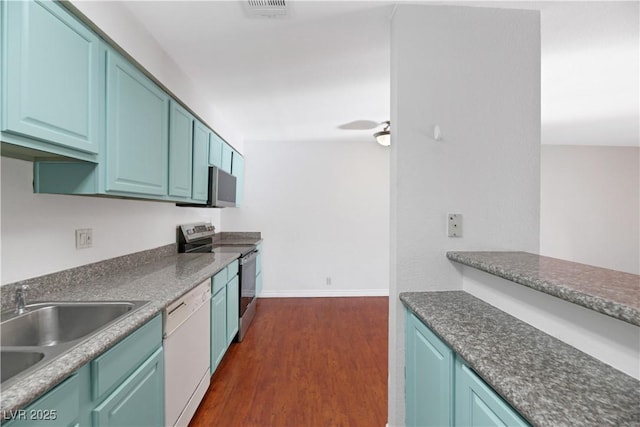 kitchen with ceiling fan, sink, stainless steel appliances, and dark wood-type flooring