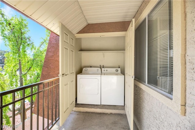 washroom featuring washing machine and clothes dryer