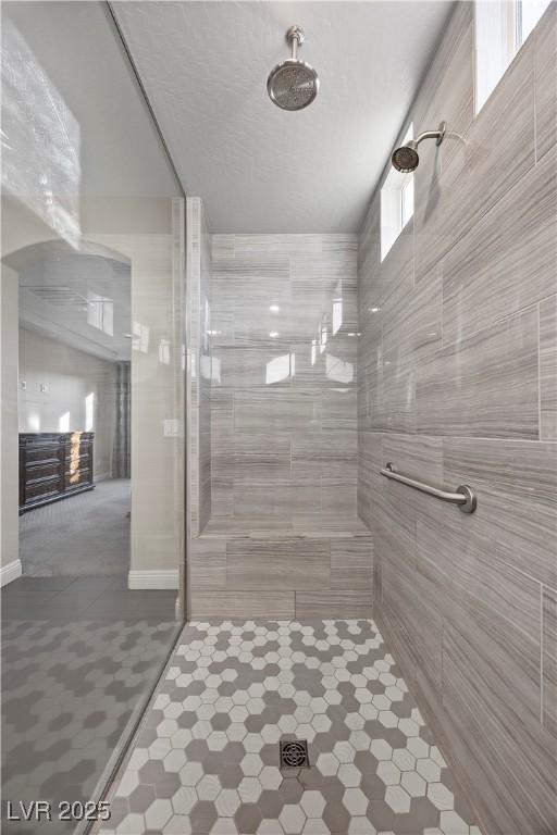 bathroom featuring a tile shower