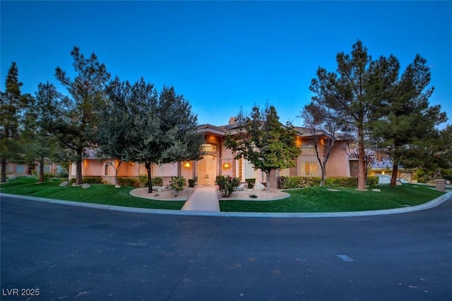 view of front of property featuring a front lawn