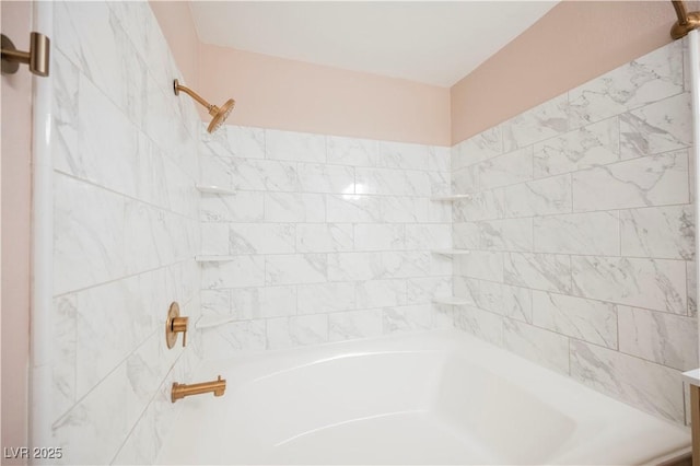 bathroom featuring tiled shower / bath combo