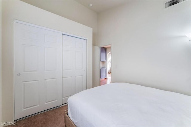 bedroom with carpet flooring and a closet