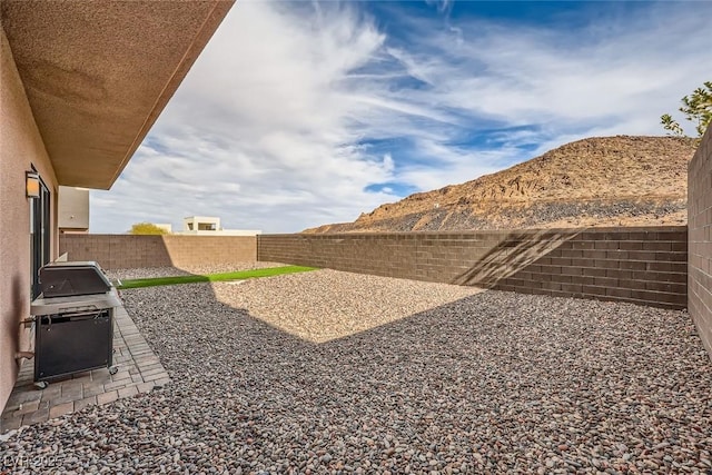 view of yard with a mountain view