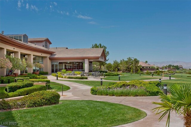 view of home's community featuring a mountain view and a yard