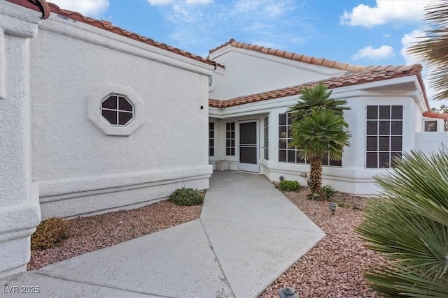 view of front facade with a patio