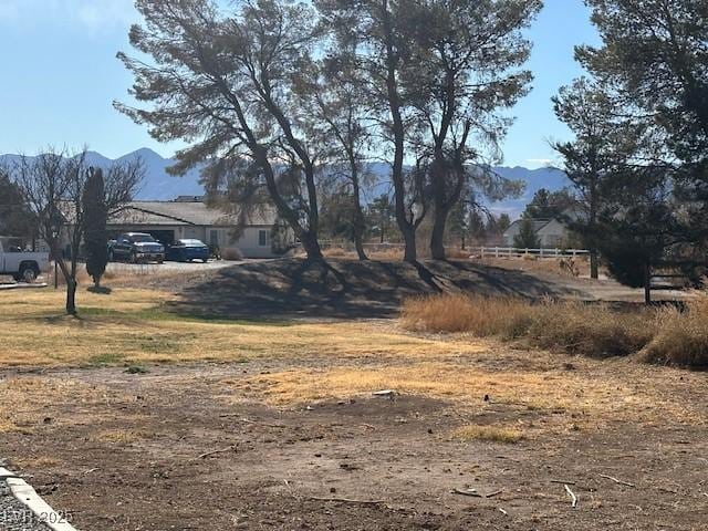 view of yard with a mountain view