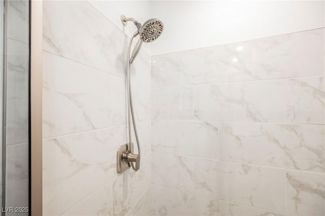 room details featuring tiled shower