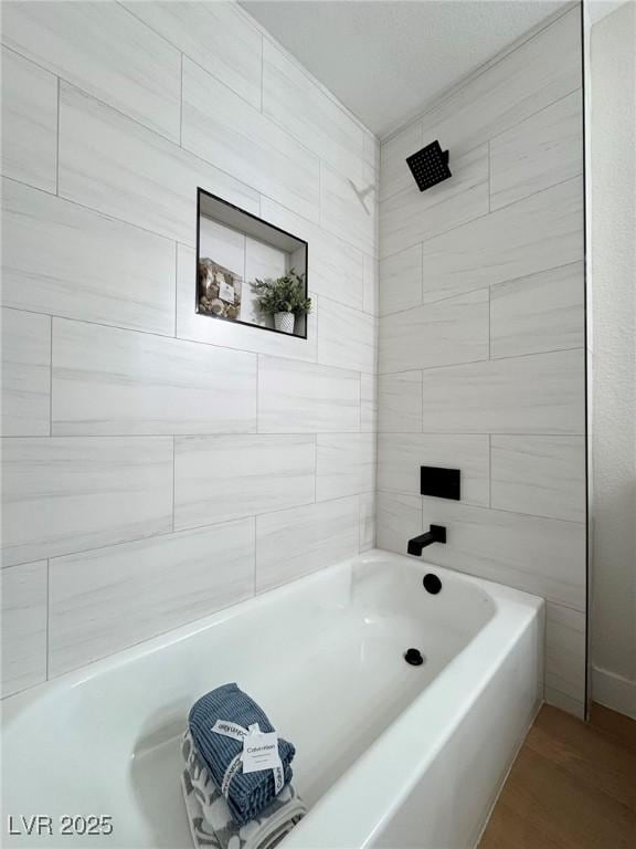 bathroom featuring tiled shower / bath combo