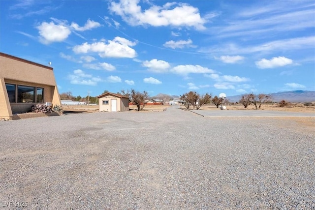 view of yard with a storage unit