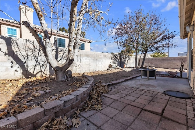 view of patio with an outdoor fire pit