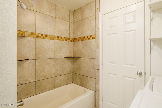 bathroom with tiled shower / bath combo