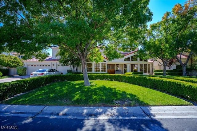 view of front of house featuring a front lawn and a garage