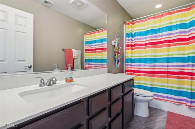 bathroom with a shower with shower curtain, vanity, and toilet