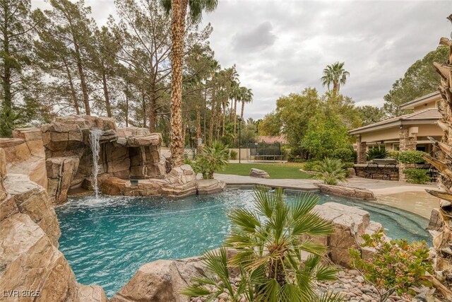 view of swimming pool featuring a yard