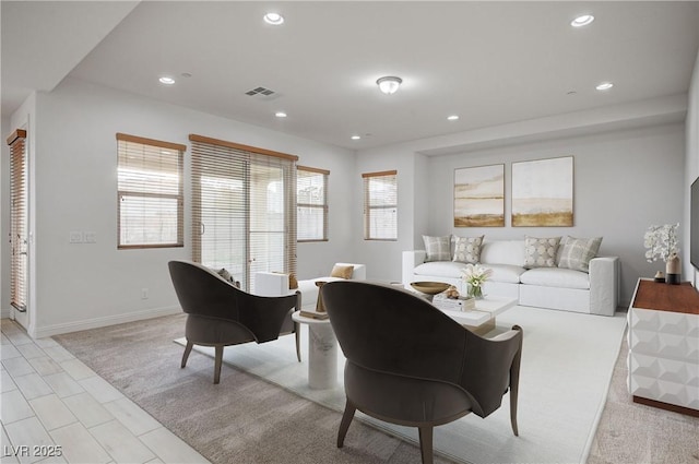 living room featuring recessed lighting, visible vents, a healthy amount of sunlight, and baseboards