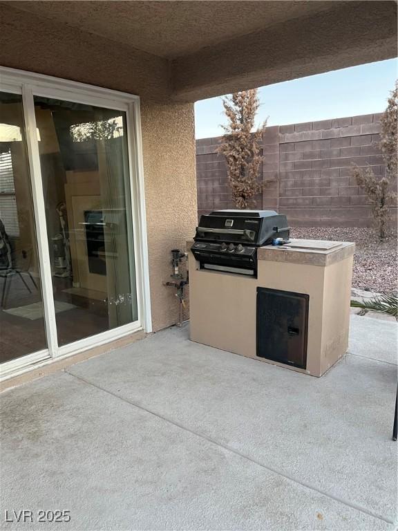 view of patio featuring an outdoor kitchen and area for grilling