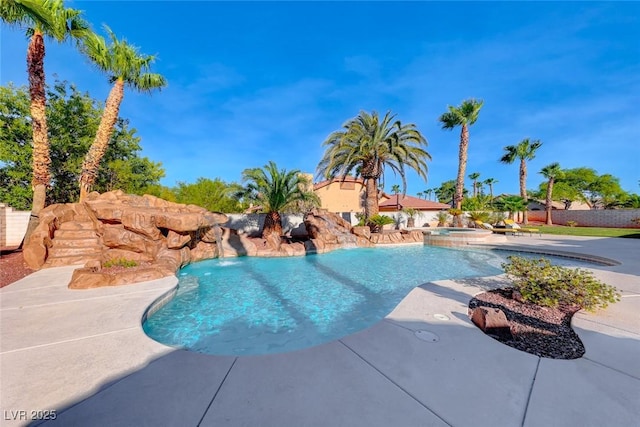 view of pool with an in ground hot tub and pool water feature