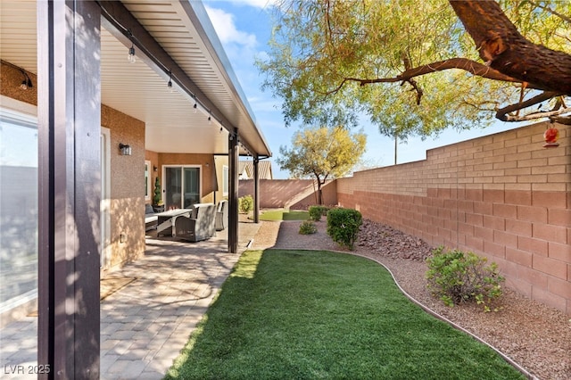 view of yard featuring outdoor lounge area and a patio area