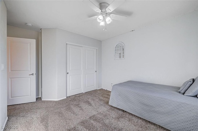 bedroom featuring carpet, a ceiling fan, and a closet