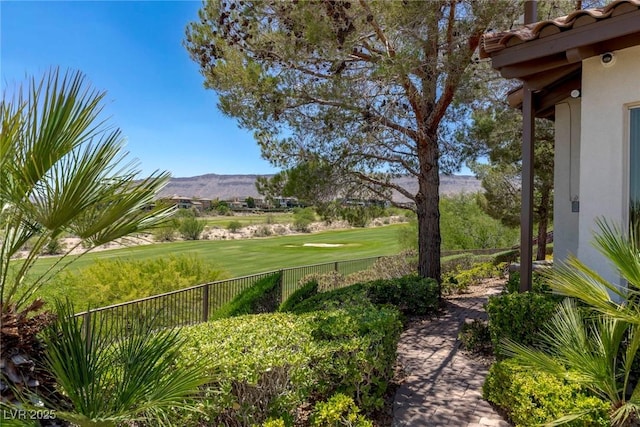 view of yard featuring a mountain view