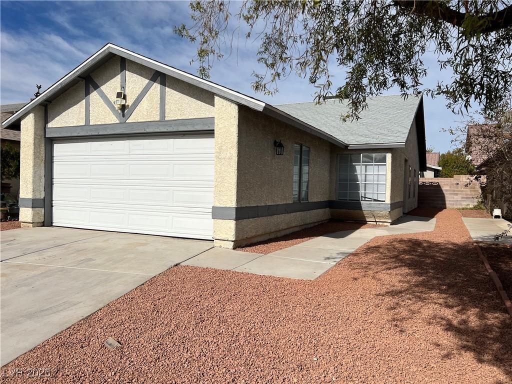 view of front facade featuring a garage