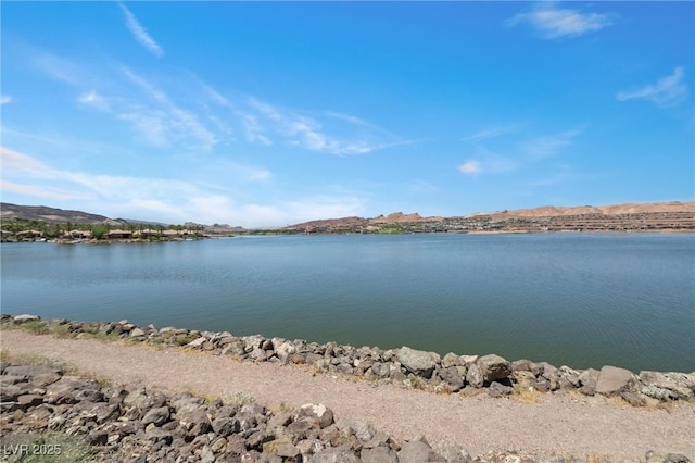 water view with a mountain view