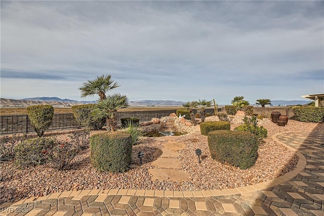 view of yard featuring a mountain view