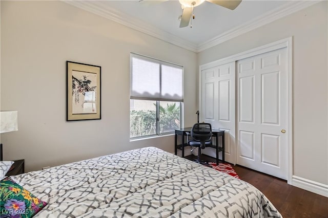 bedroom featuring dark wood-type flooring, ceiling fan, ornamental molding, and a closet