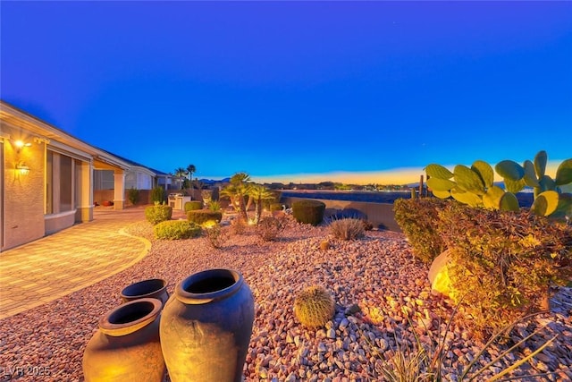 view of yard at dusk