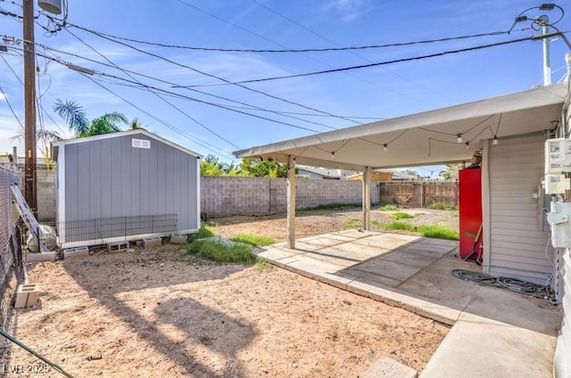 view of yard featuring a storage shed