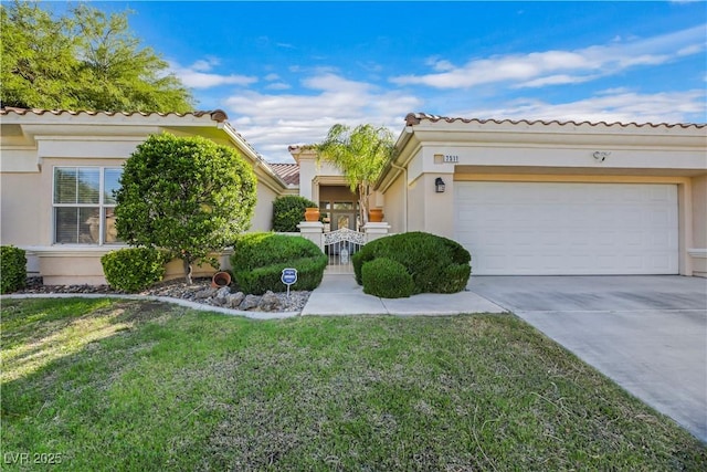 view of front of property featuring a front lawn and a garage