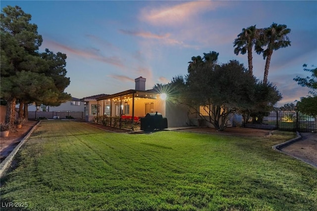 view of yard at dusk