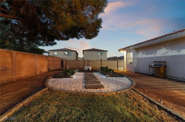 view of yard at dusk