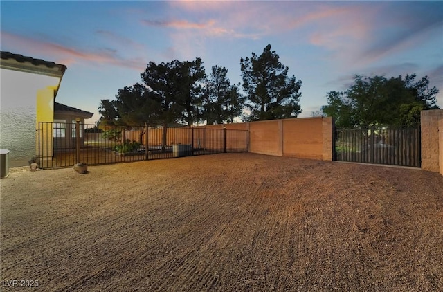 view of yard at dusk