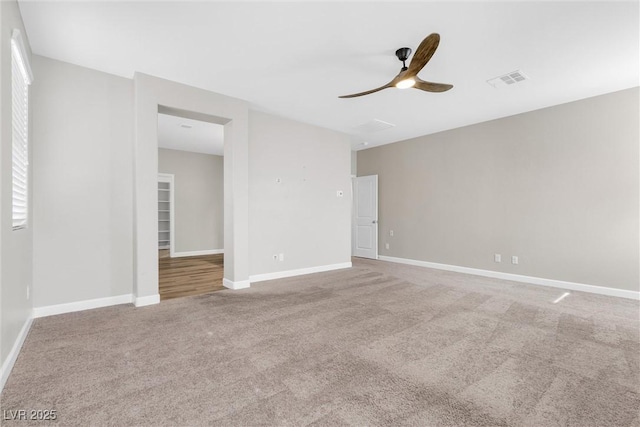 carpeted empty room featuring ceiling fan