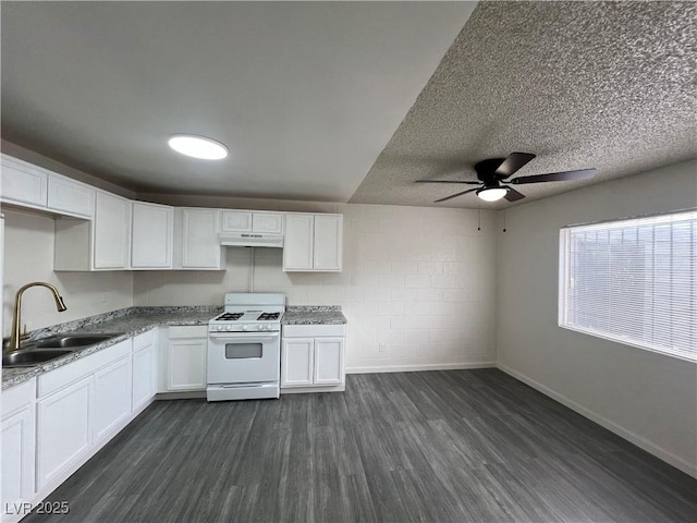 kitchen with sink, ceiling fan, white gas range, dark hardwood / wood-style flooring, and white cabinetry