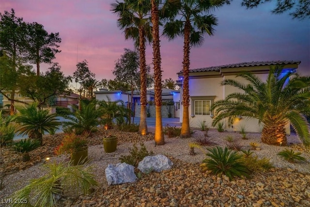 view of yard at dusk