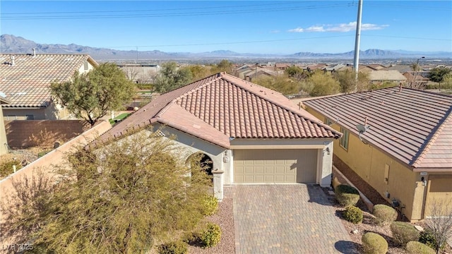 birds eye view of property featuring a mountain view