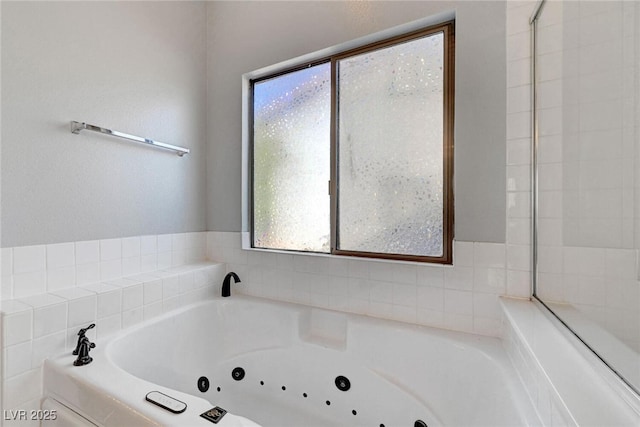 5919 Pavilion Lakes Ave, Las Vegas, NV 89122 - full bath featuring a tub with jets