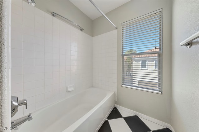 bathroom with tiled shower / bath combo