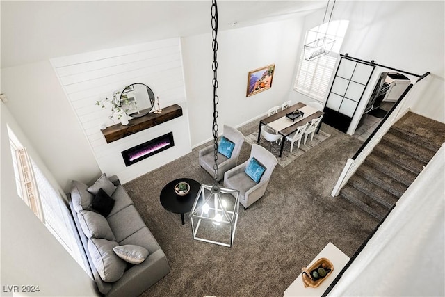 living room with an inviting chandelier and carpet