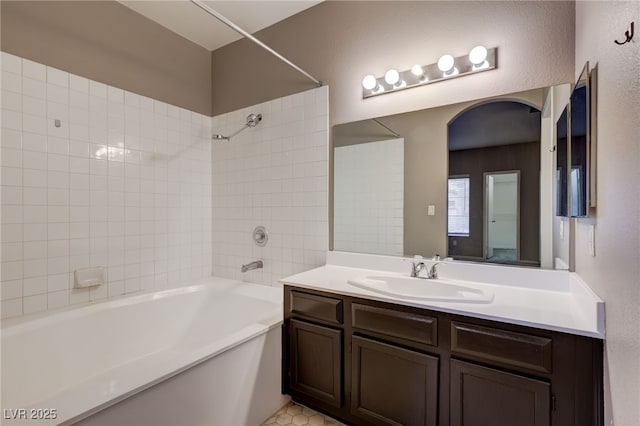 bathroom with vanity and tiled shower / bath