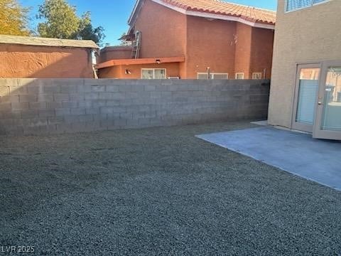 view of yard featuring a patio area