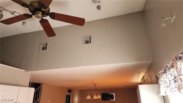 room details featuring ceiling fan