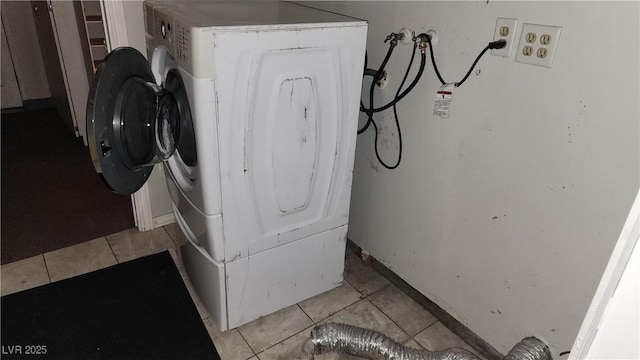 laundry area featuring washer / dryer and light tile patterned floors