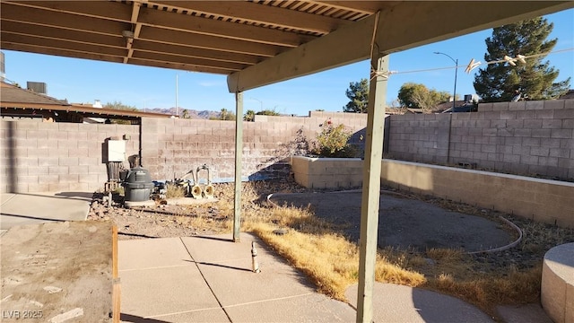 view of yard featuring a patio