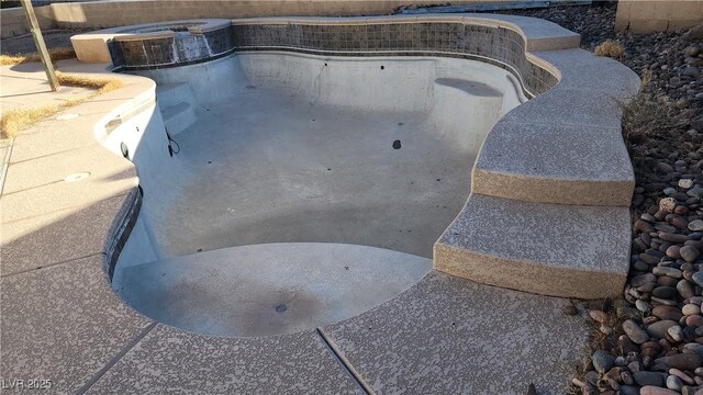 view of pool featuring an in ground hot tub