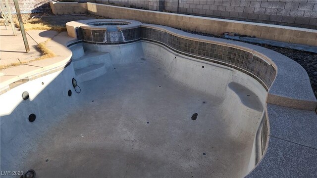 view of pool featuring an in ground hot tub