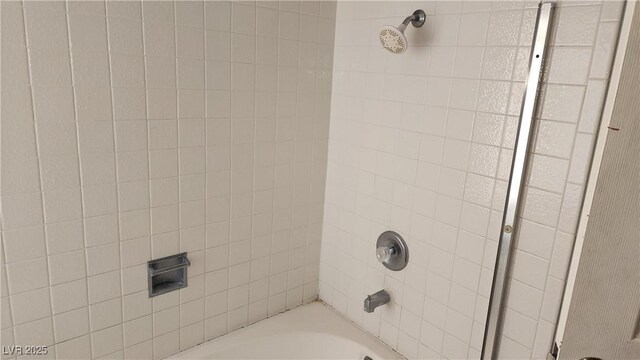 bathroom with tiled shower / bath